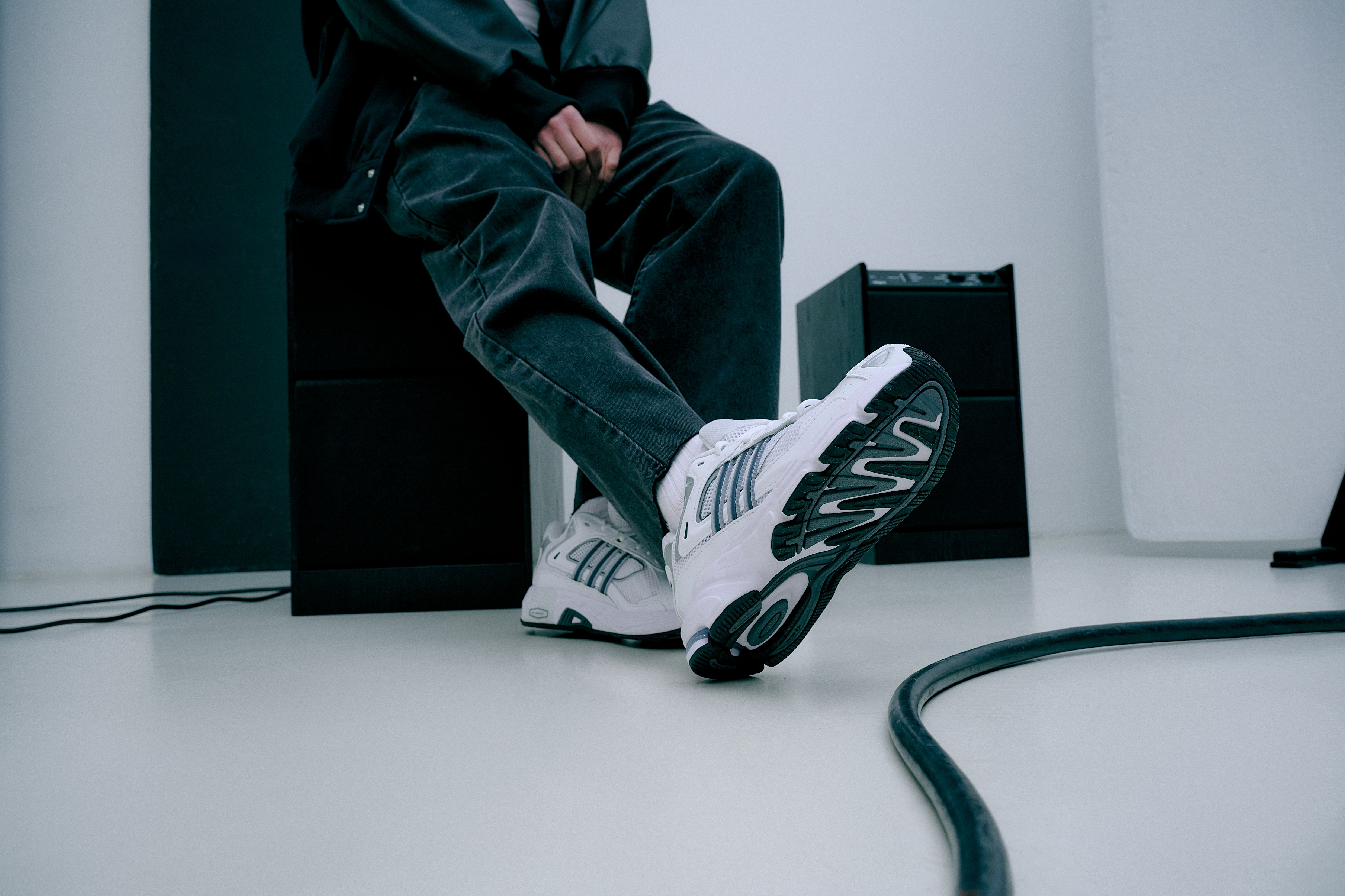 Uma sapatilha na moda em destaque num cenário cheio de cor