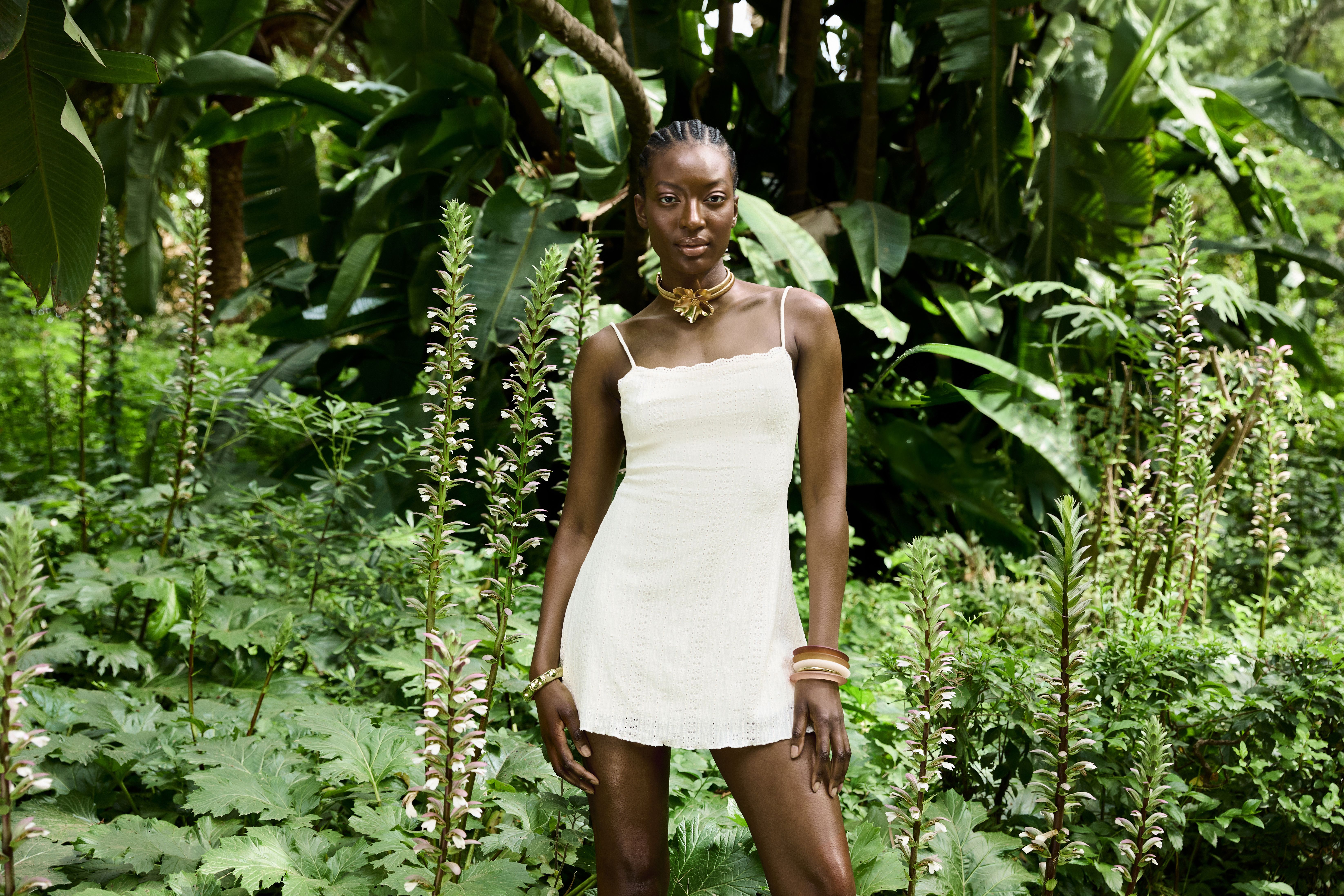 Um vestido da moda realçado num cenário vibrante