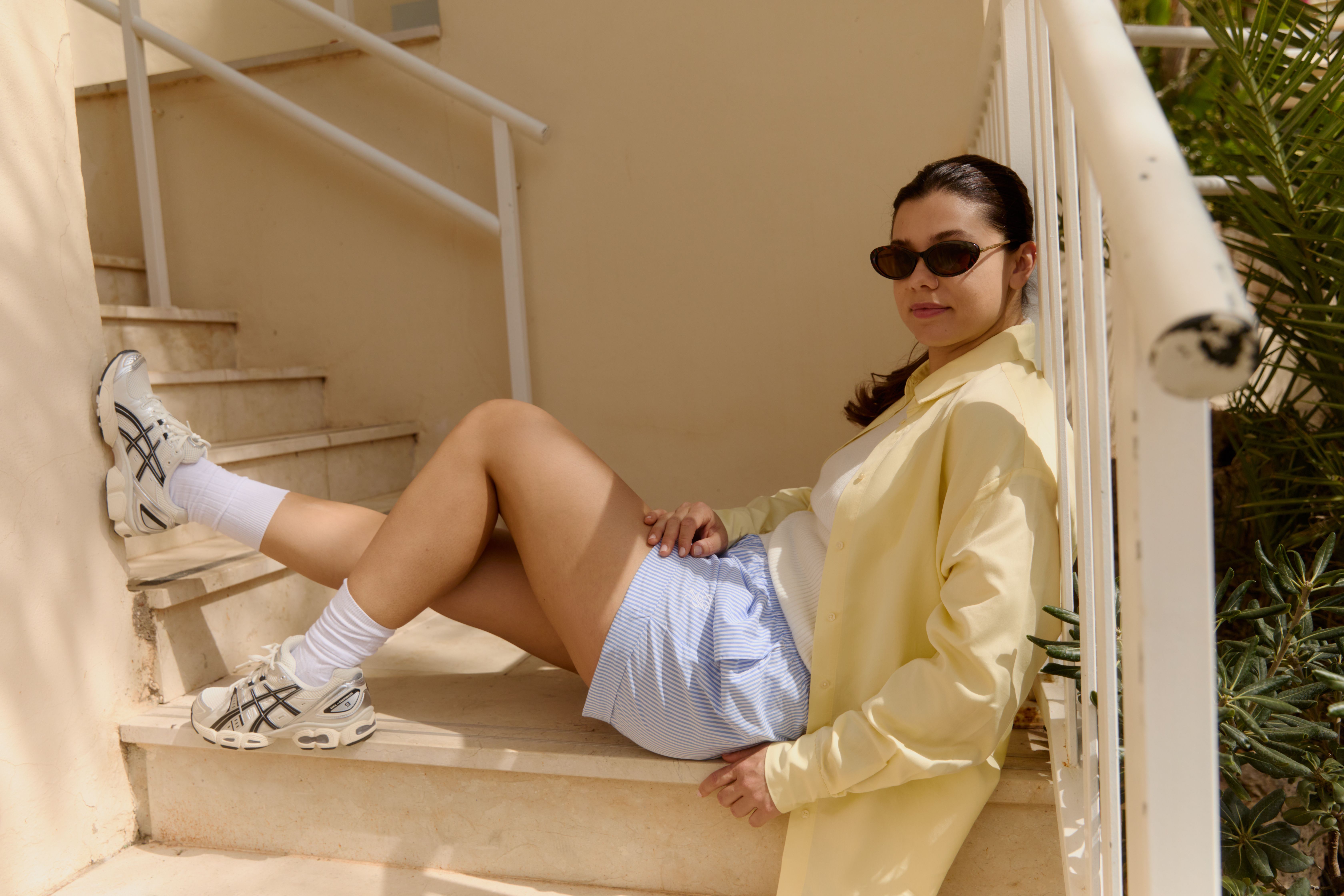 Mulher a usar sapatilhas da moda